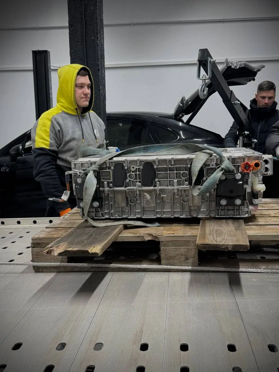 Technik Redlines przy wymontowanej baterii wysokiego napięcia
