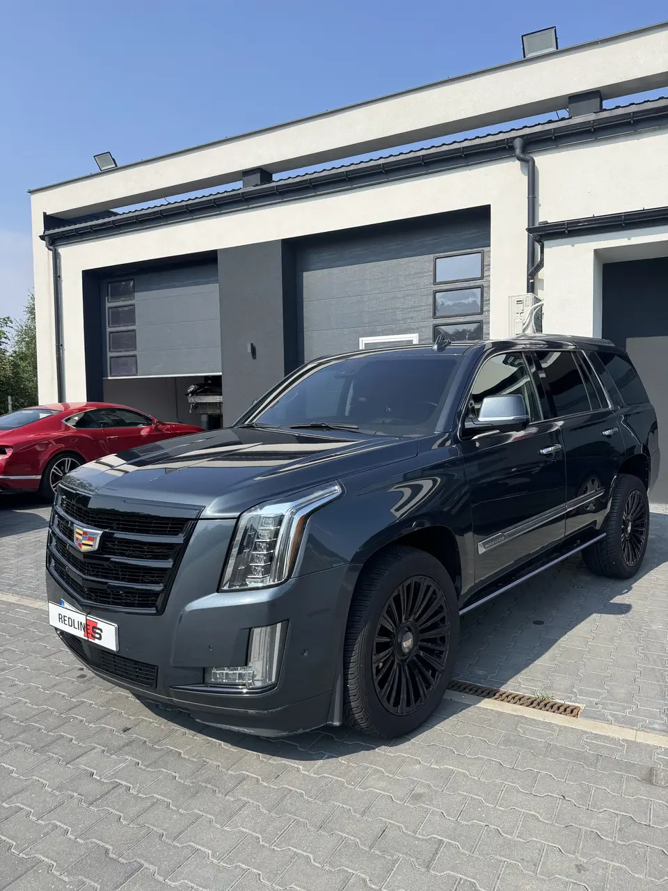 Cadillac Escalade przed warsztatem Redlines