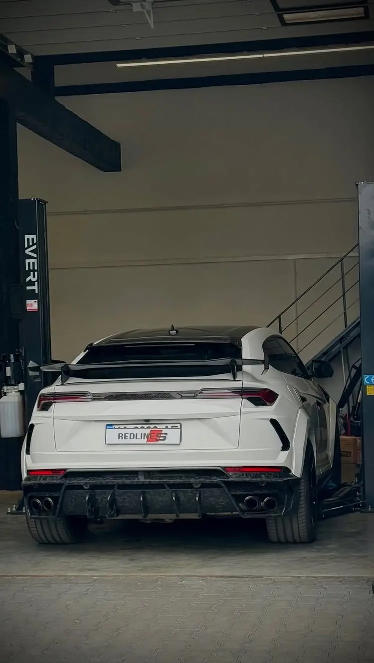 Białe Lamborghini Urus w hali serwisowej Redlines