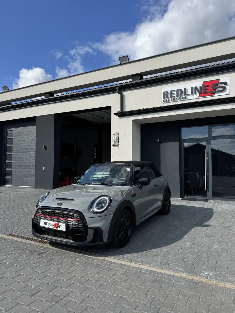 Mini JCW przed warsztatem Redlines