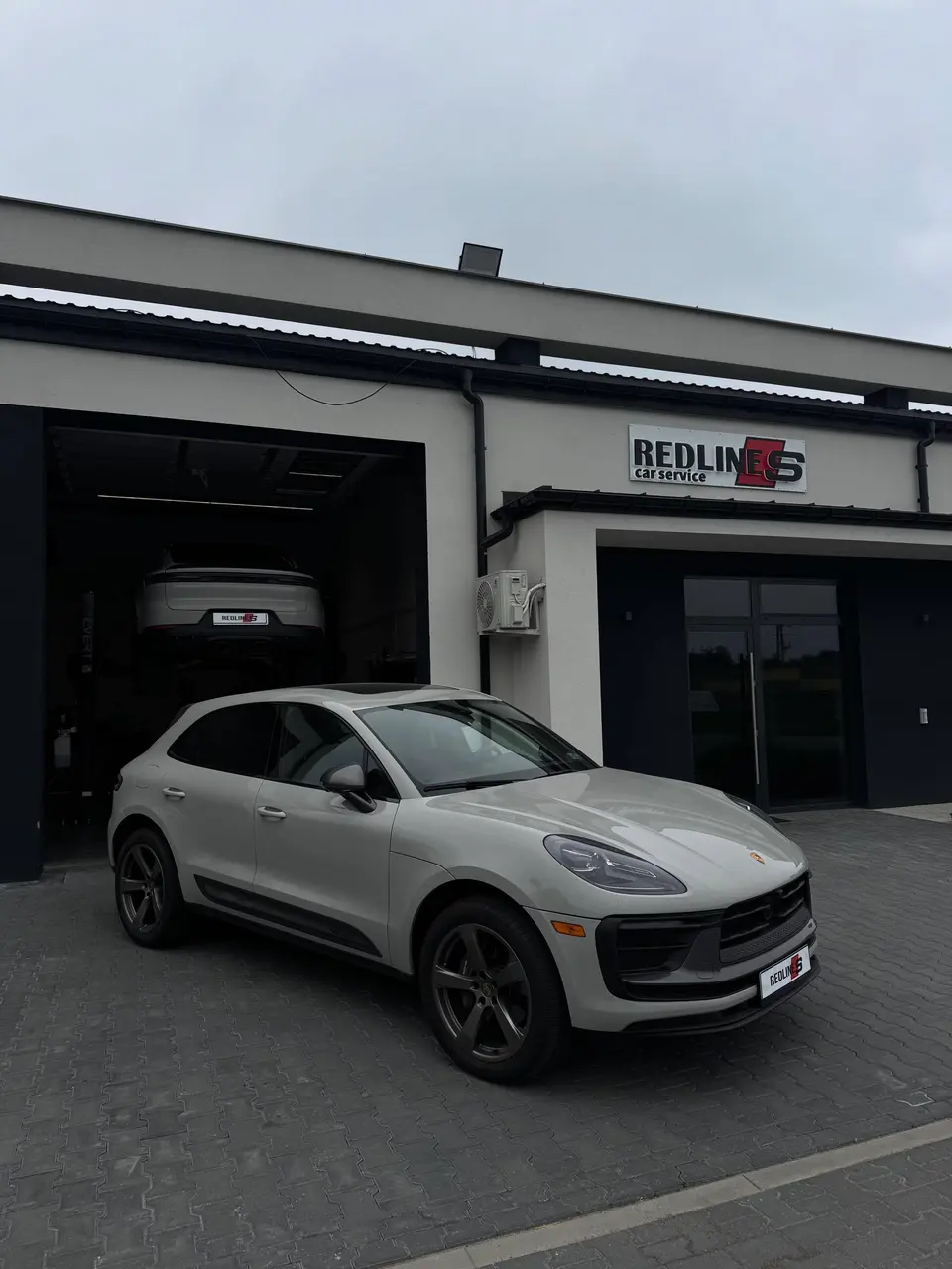 Porsche Macan przed warsztatem Redlines
