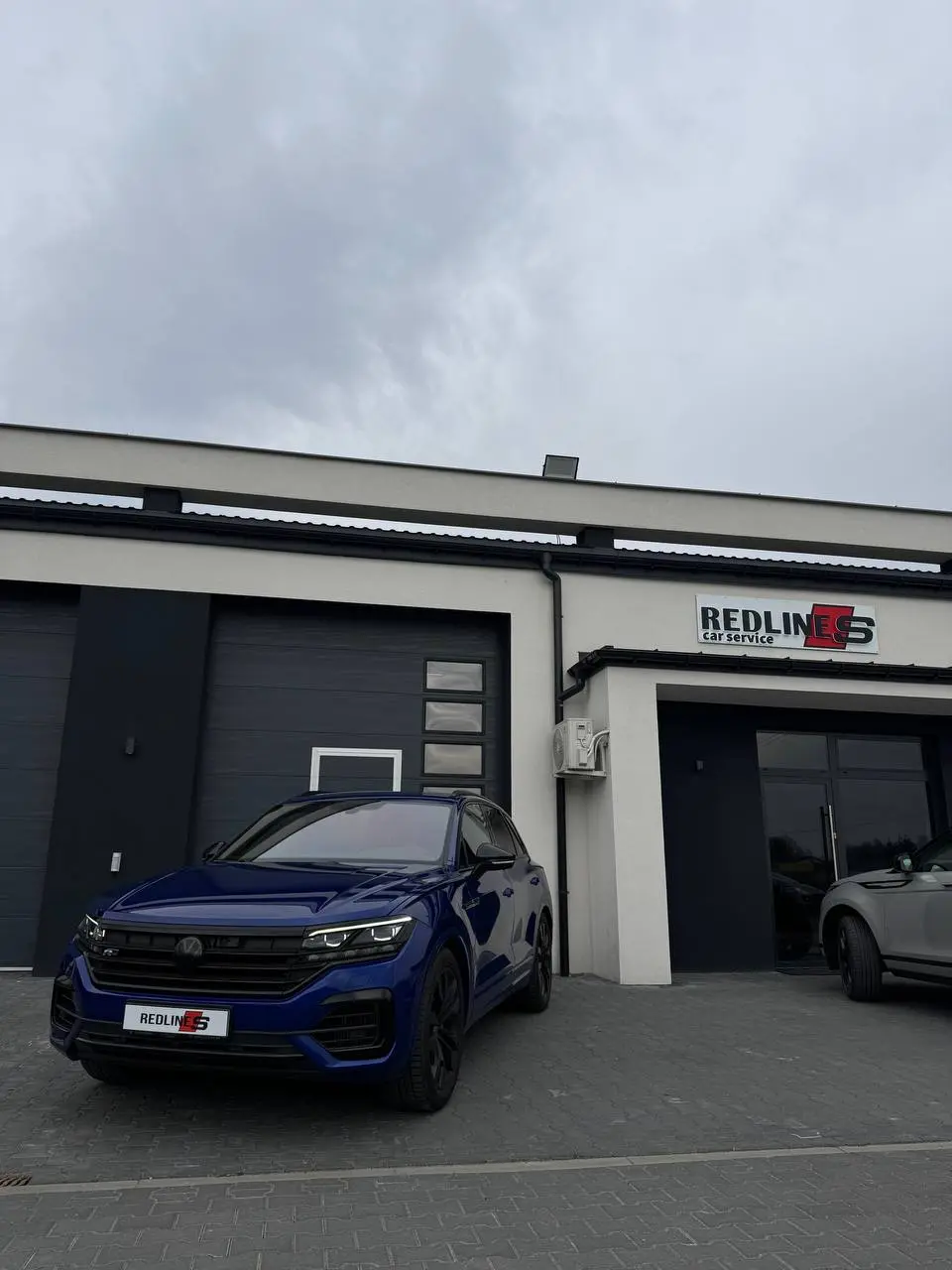 VW Touareg R przed halą Redlines